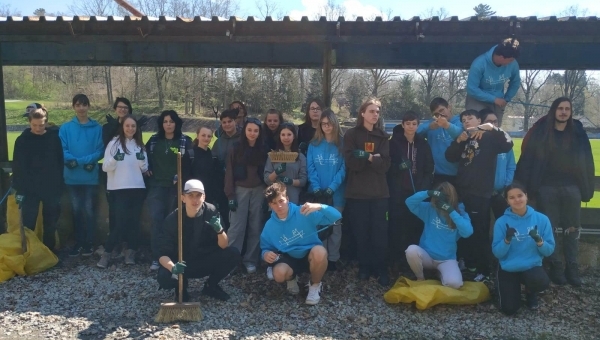 Úklid fotbalového hřiště