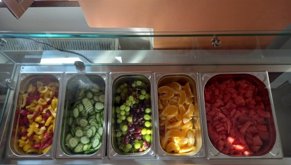 Zeleninový a ovocný bar ve školní jídelně