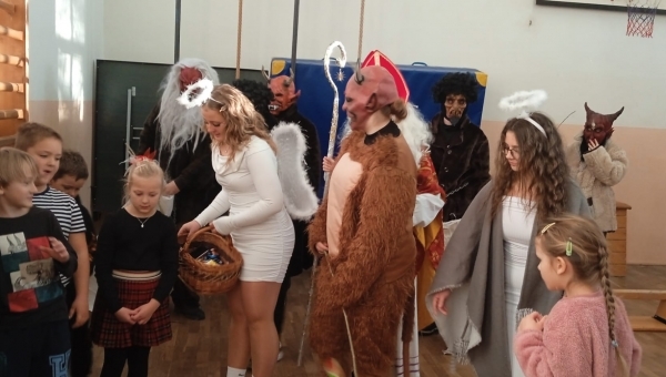 Mikuláš, anděl a banda čertů...