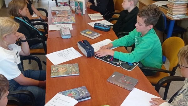 Páťáci v knihovně