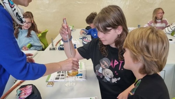 Přírodověda v učebně chemie