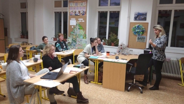 Učitelé ve školních lavicích