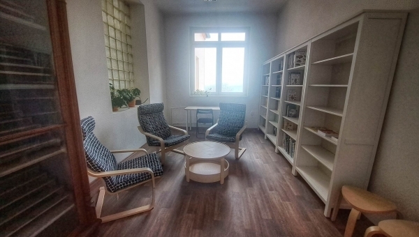 Nová knihovna a místnost pro klidné povídání